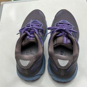 Brooks women’s sneakers